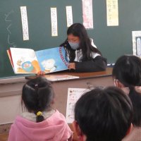 １年生　朝の読み聞かせ