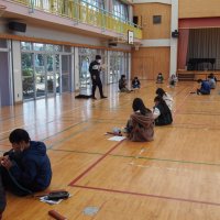 6年生の体育館での音楽の学習