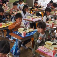 1年生、初めての給食