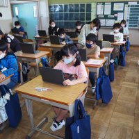 一人1台のパソコンでの学習が始まっています。